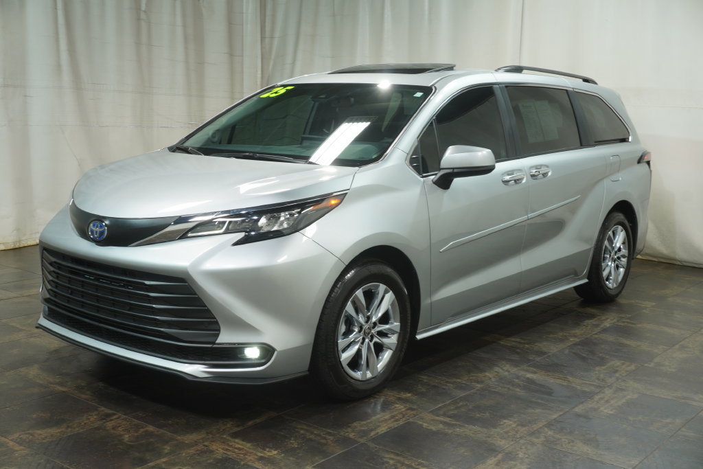 Used 2025 Toyota Sienna XLE w/ XLE Plus Package AWD/4WD image 2