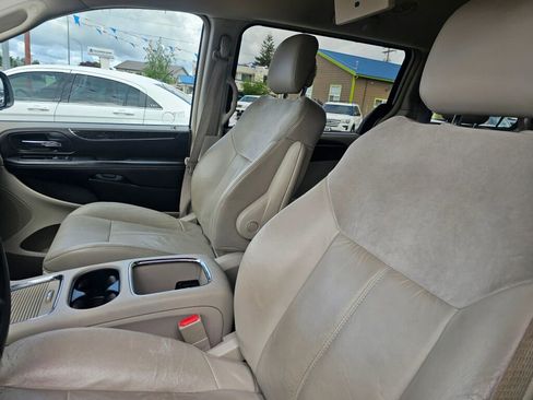 Used 2011 Chrysler Town & Country Limited FWD image 28