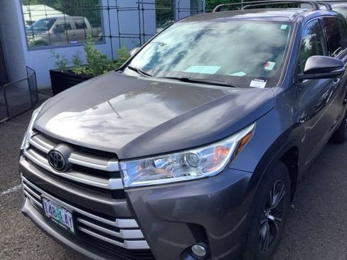 Certified 2018 Toyota Highlander Plus AWD/4WD image 1