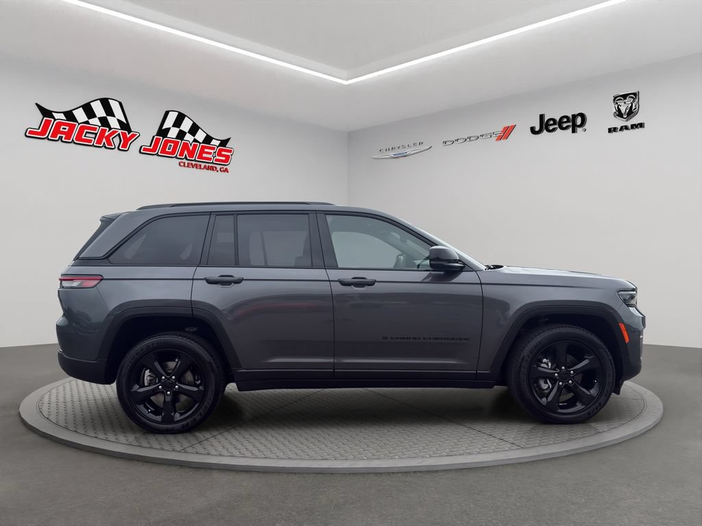 Used 2023 Jeep Grand Cherokee Altitude AWD/4WD image 12