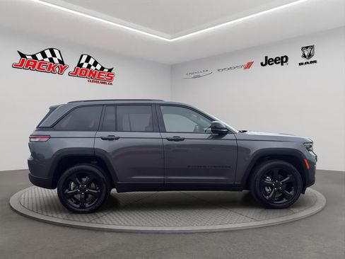 Used 2023 Jeep Grand Cherokee Altitude AWD/4WD image 12
