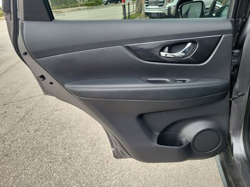 Used 2017 Nissan Rogue SV image 11