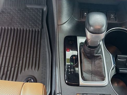 Certified 2019 Toyota Highlander Limited Platinum image 14