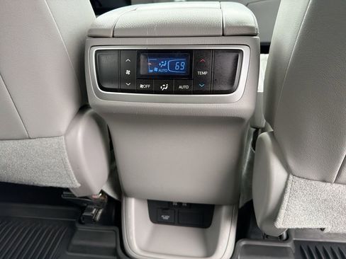 Used 2018 Toyota Highlander XLE AWD/4WD image 35