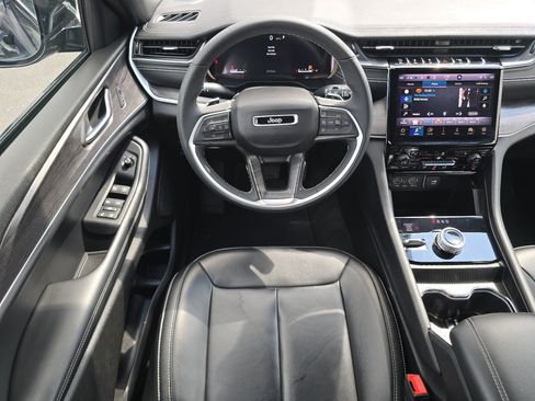 Used 2024 Jeep Grand Cherokee Limited AWD/4WD image 3