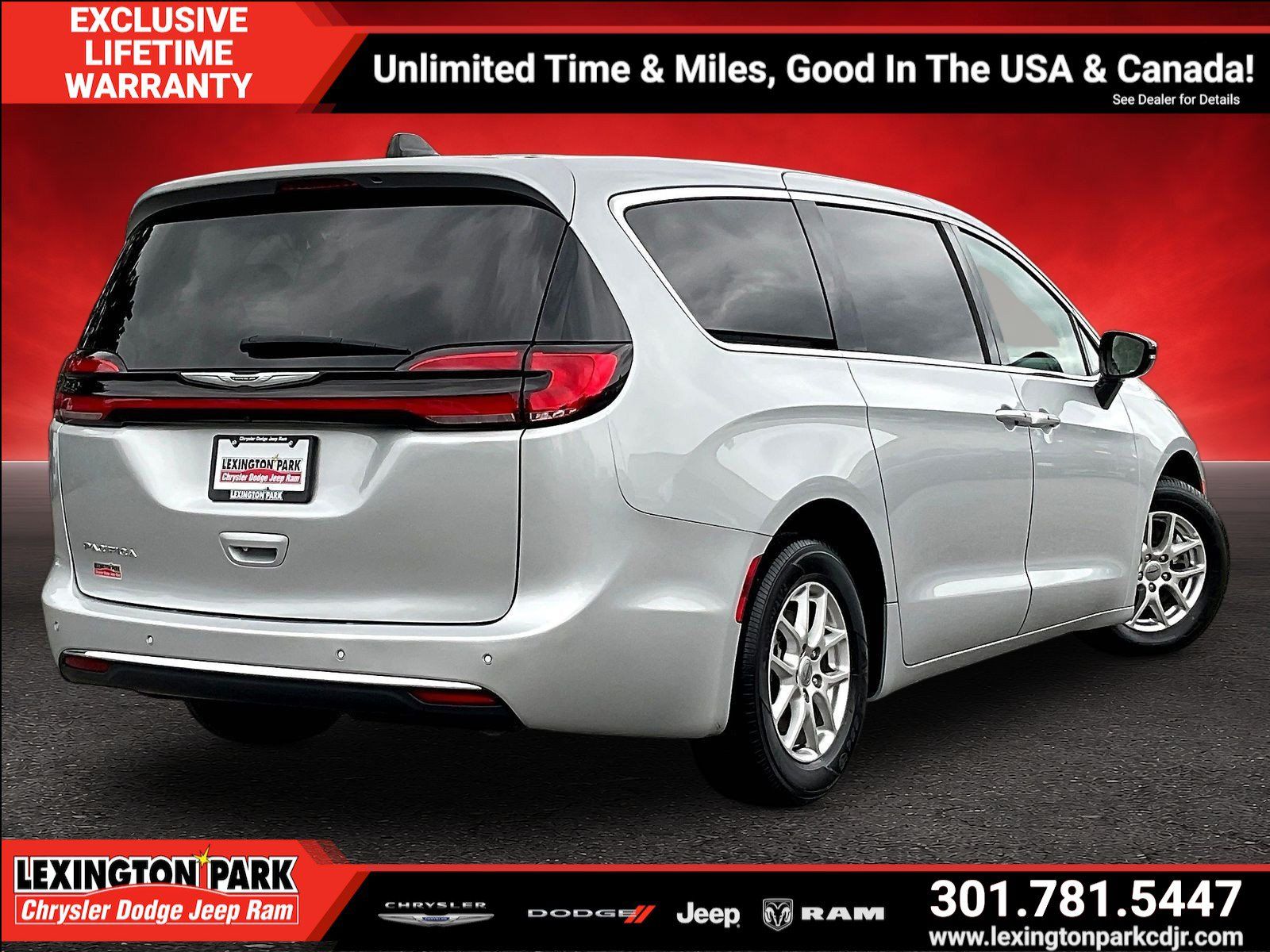 Used 2024 Chrysler Pacifica Touring-L FWD image 5
