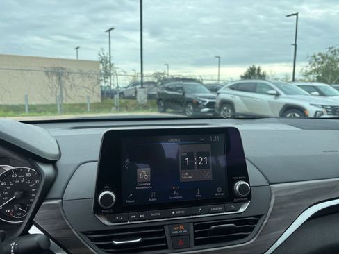 Used 2025 Nissan Altima 2.5 SV image 18