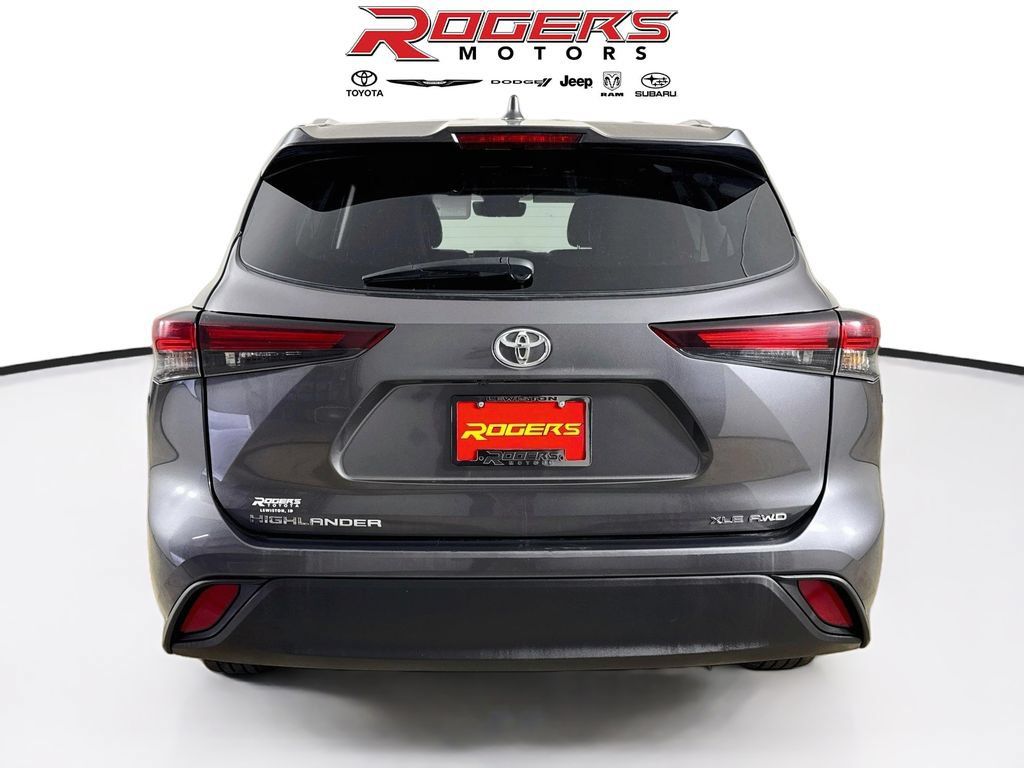 Used 2025 Toyota Highlander XLE AWD/4WD image 12