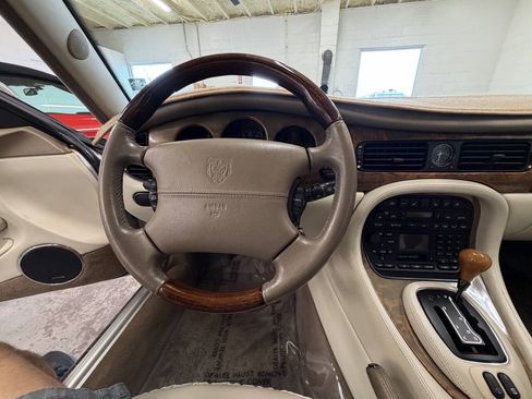 Used 2001 Jaguar XJ Vanden Plas RWD image 11