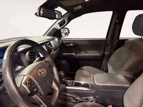 Used 2018 Toyota Tacoma TRD Sport AWD/4WD image 10
