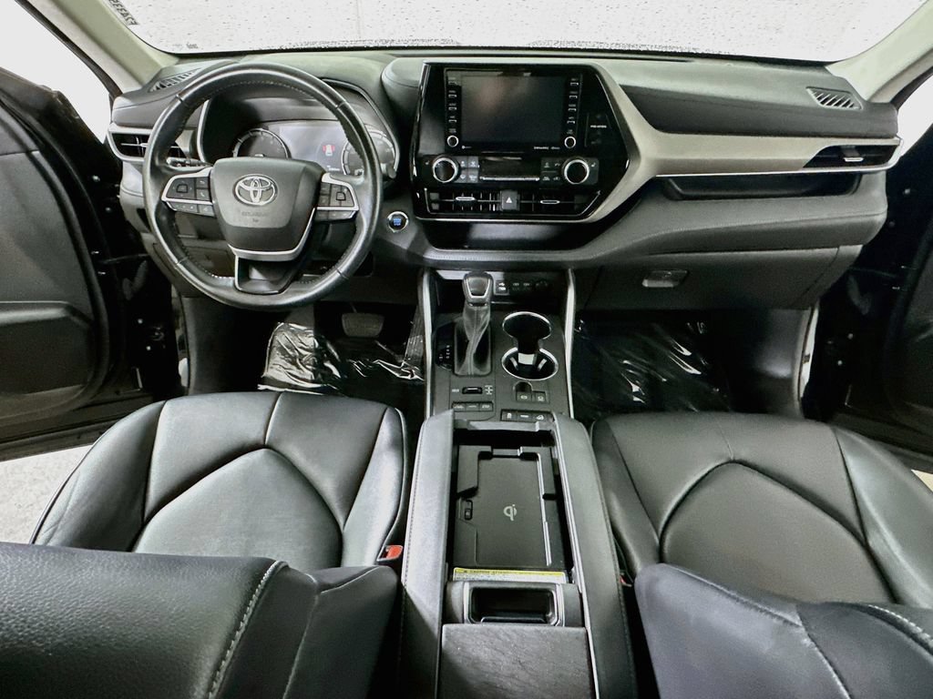 Used 2022 Toyota Highlander XLE AWD/4WD image 19