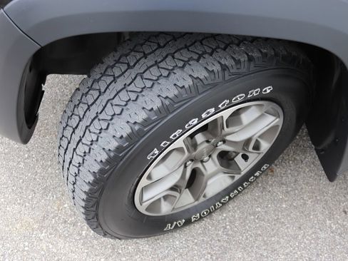 Used 2021 Jeep Cherokee Trailhawk AWD/4WD image 32