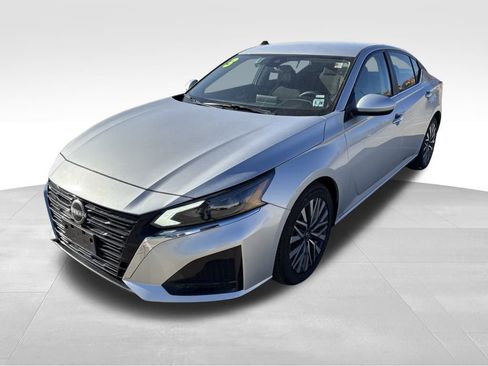 Used 2023 Nissan Altima 2.5 SV image 2