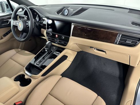 Certified 2025 Porsche Macan image 30