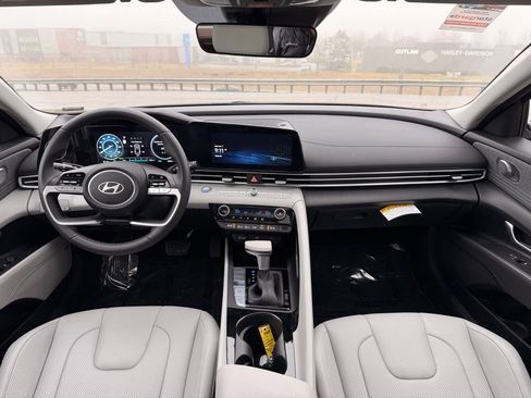 New 2025 Hyundai Elantra Limited FWD image 31
