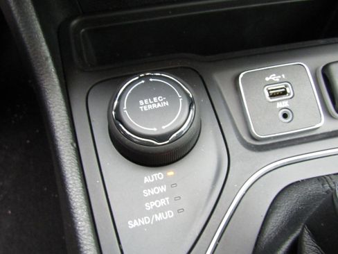 Used 2020 Jeep Cherokee Latitude Plus image 25