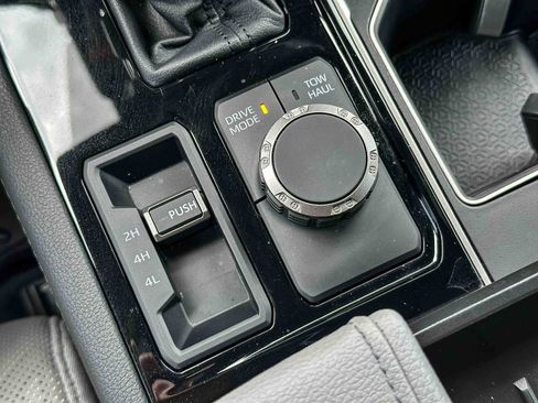 Used 2025 Toyota Tundra Limited AWD/4WD image 35