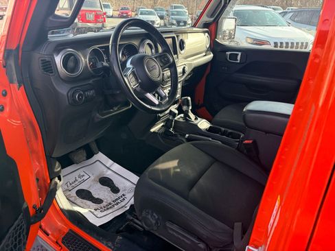 Used 2018 Jeep Wrangler Unlimited Sahara w/ Cold Weather Group image 18