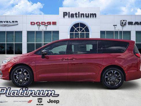 New 2026 Chrysler Pacifica Select image 3