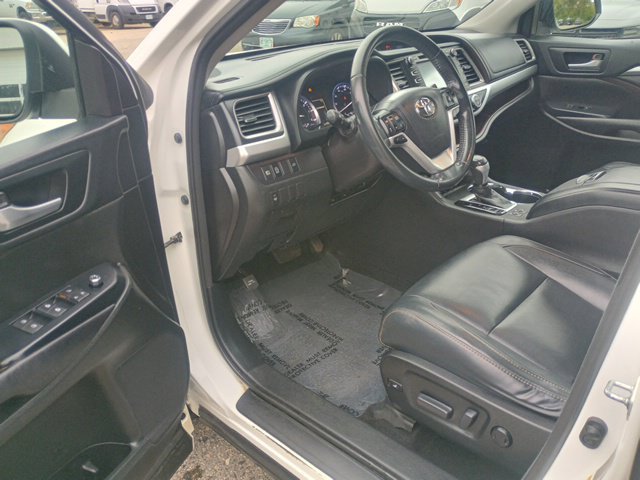 Used 2017 Toyota Highlander XLE AWD/4WD image 25