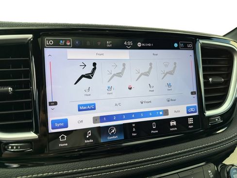 Used 2024 Chrysler Pacifica Premium FWD image 19