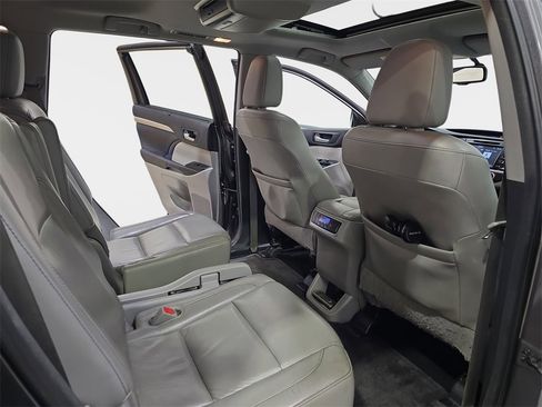 Used 2016 Toyota Highlander XLE image 13