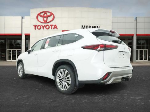 New 2026 Toyota Highlander Platinum image 4