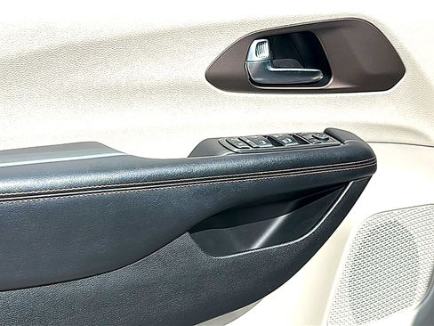 Used 2019 Chrysler Pacifica Touring-L FWD image 16