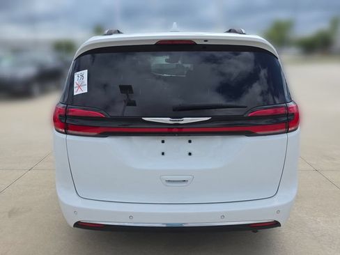 Used 2022 Chrysler Pacifica Touring-L w/ Uconnect Theater Family Group FWD image 4