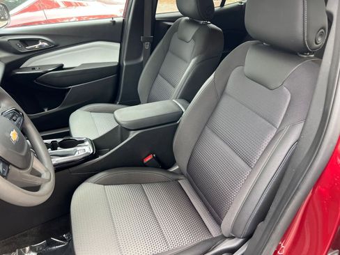 Used 2025 Chevrolet Trax LT image 30