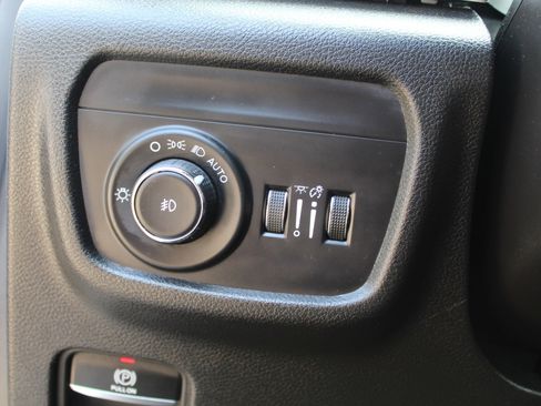 Used 2024 Jeep Grand Cherokee Limited image 33