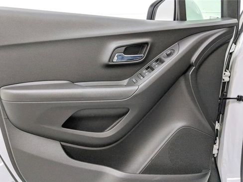 Used 2018 Chevrolet Trax LT w/ LT Convenience Package image 22