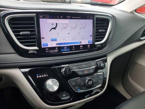 Used 2022 Chrysler Pacifica Touring-L FWD image 23