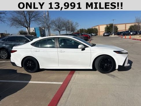 Used 2025 Toyota Camry SE image 2