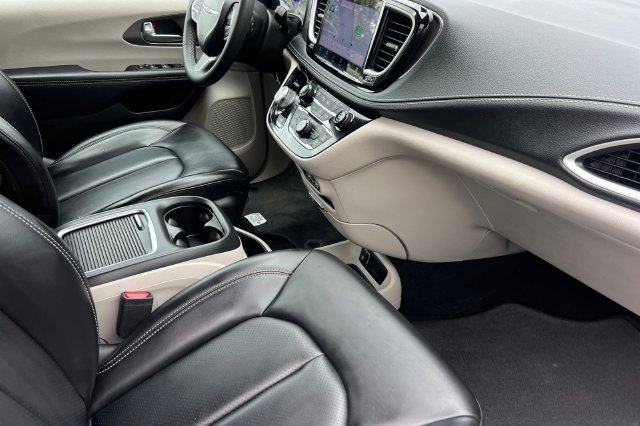 Used 2023 Chrysler Pacifica Touring-L AWD/4WD image 18