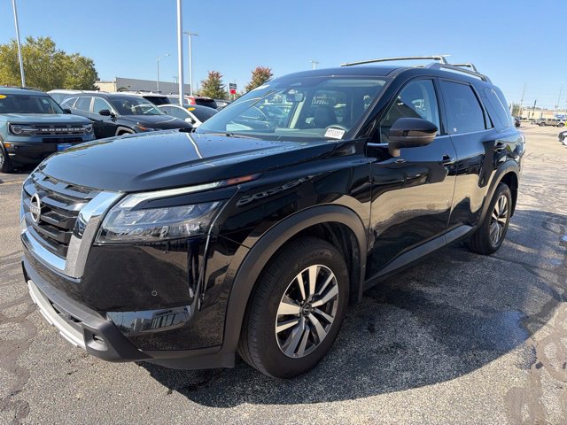 Used 2025 Nissan Pathfinder SL AWD/4WD image 2