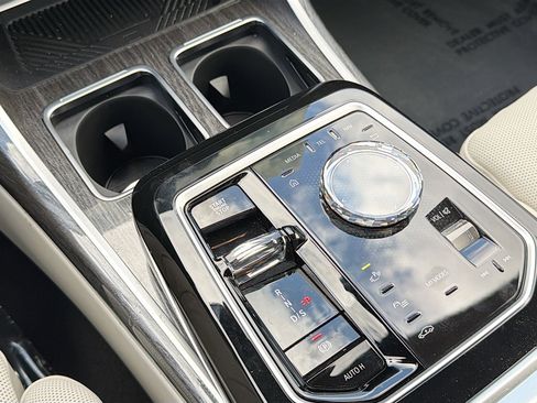 Used 2025 BMW 750e xDrive w/ Executive Package image 29