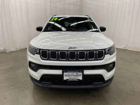 Used 2024 Jeep Compass Latitude AWD/4WD image 9