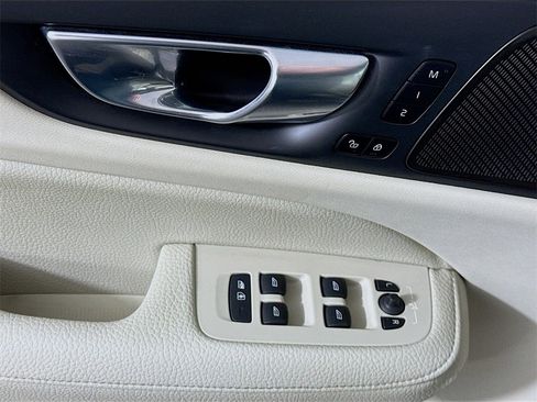 Used 2020 Volvo S60 T6 Momentum image 25