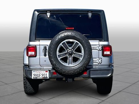 Used 2018 Jeep Wrangler Unlimited Sahara image 4