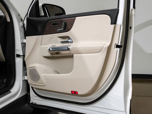 Used 2023 Mercedes-Benz GLB 250 w/ Premium Package image 51