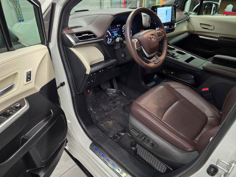 Used 2024 Toyota Sienna Platinum FWD image 17