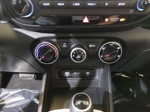 Certified 2025 Hyundai Venue SE FWD image 25