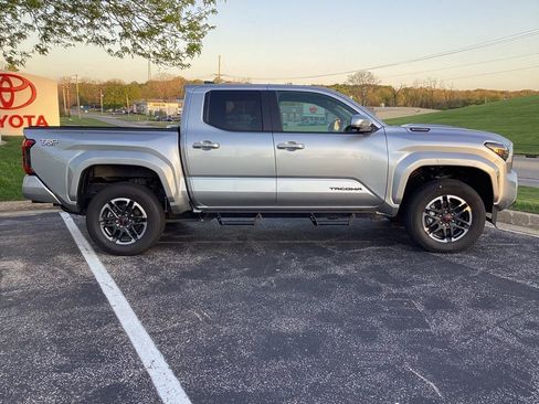 Used 2025 Toyota Tacoma TRD Sport AWD/4WD image 11