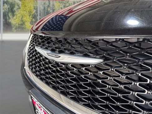 Used 2024 Chrysler Pacifica Touring-L FWD image 21