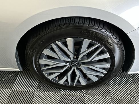 Used 2024 Nissan Altima 2.5 SV FWD image 11