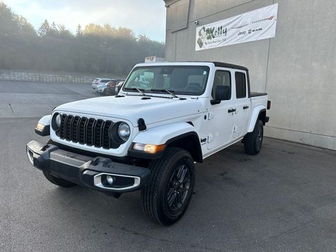 Used 2024 Jeep Gladiator Sport AWD/4WD image 1