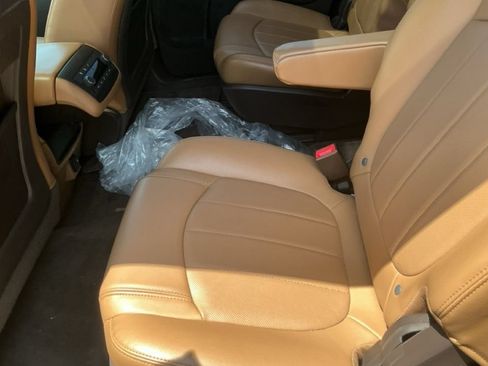Used 2017 Buick Enclave Premium w/ Experience Buick Package FWD image 6