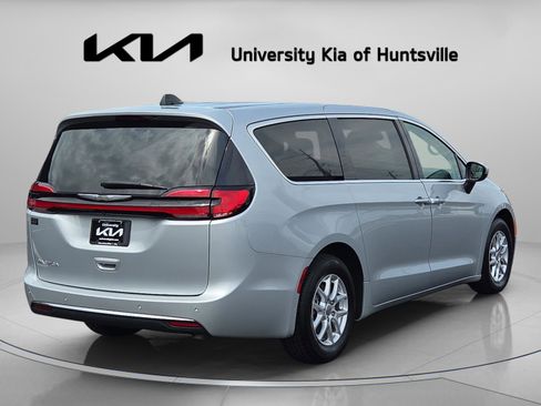Used 2023 Chrysler Pacifica Touring-L FWD image 7