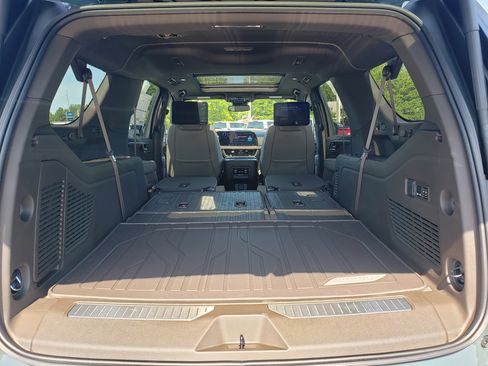 New 2026 Chevrolet Suburban Z71 w/ Z71 Off-Road Package AWD/4WD image 13